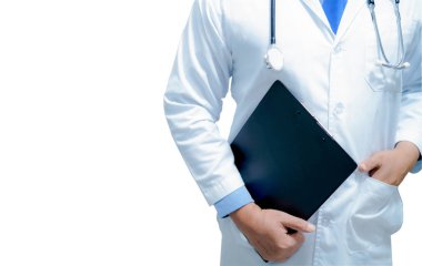 Stetoskoplu doktor hastane koğuşunda hasta kontrol etmek için: sağlıklı güçlü tıbbi kavram    