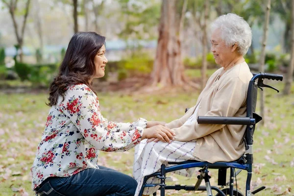 手牵手亚洲老年或年长女性病人在公园的爱心 鼓励和移情 健康而有力的医疗理念 — 图库照片