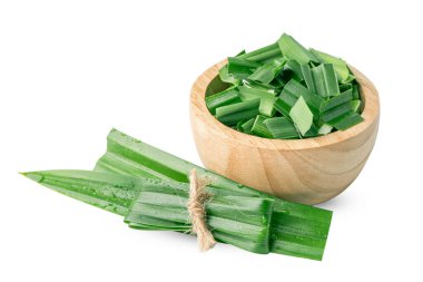 Pandan yaprağı ve tahta kasede dilimler beyaz arka planda izole edilmiş Asya yemeklerinin tadı ve aroması için..