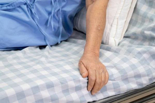 Азиатская Пожилая Пожилая Старушка Пациентка Сидящая Кровати Стационаре Надеждой Ожидающая — стоковое фото