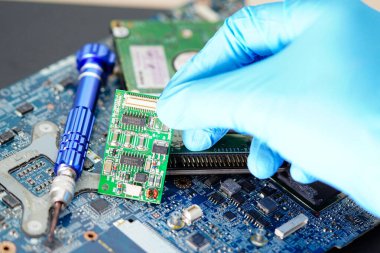 Mikro devre tamir teknisyeni ana bilgisayar elektronik teknolojisi: donanım, cep telefonu, güncelleme, temizlik konsepti.
