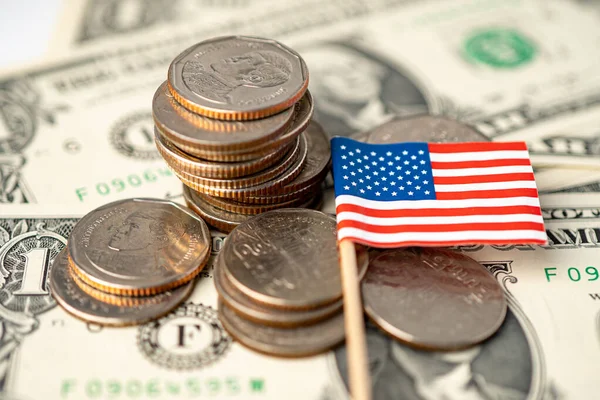 米ドル紙幣にアメリカの国旗が描かれた硬貨の山 — ストック写真