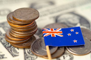 Amerikan doları banknotlarında Avustralya bayrağı olan bozuk para yığını.