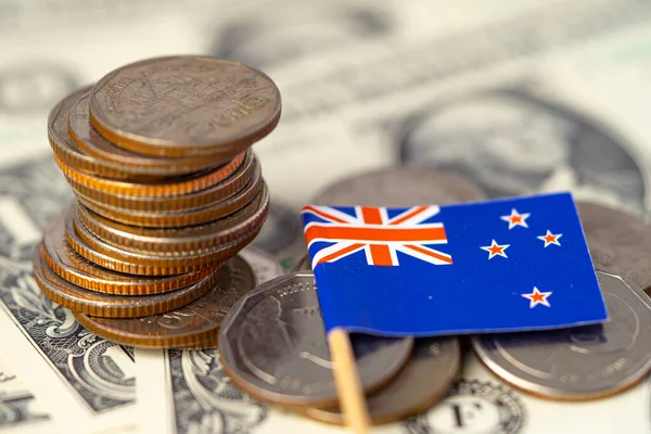Amerikan doları banknotlarında Avustralya bayrağı olan bozuk para yığını.