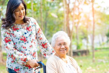 Asya kıdemli veya yaşlı yaşlı kadın kadın hasta tekerlekli sandalye Park Tarih: sağlıklı güçlü tıp kavramı 