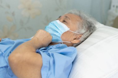 Güvenlik enfeksiyonunu korumak ve Roman Coronavirus 'u (2019-nCoV) öldürmek için hastanede yüz maskesi takan Asyalı yaşlı ve yaşlı kadın hasta..