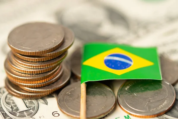 Beyaz Zemin Üzerinde Brezilya Bayrağı Olan Bozuk Para Yığını — Stok fotoğraf