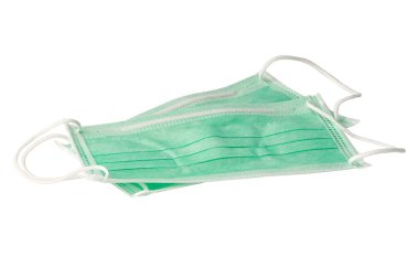 Güvenlik enfeksiyonunu korumak ve Roman Coronavirus Covid-19 virüsünü öldürmek için beyaz arkaplanda izole edilmiş yeşil maske yığını.