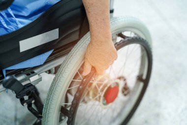 Hemşire hastanesi koğuşunda tekerlekli sandalyedeki yaşlı kadın hasta: sağlıklı güçlü tıbbi konsept