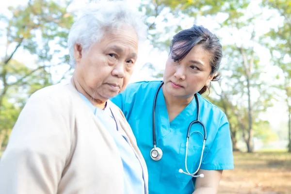 Médico Ajuda Cuidados Asiático Seniores Idosos Senhora Mulher Com Forte — Fotografia de Stock