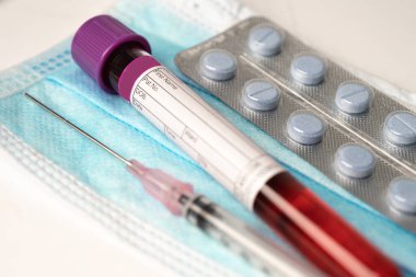 COVID-19 virüsü veya Coronavirus hastanenin laboratuarında kan testi tüpü örneği aldı..