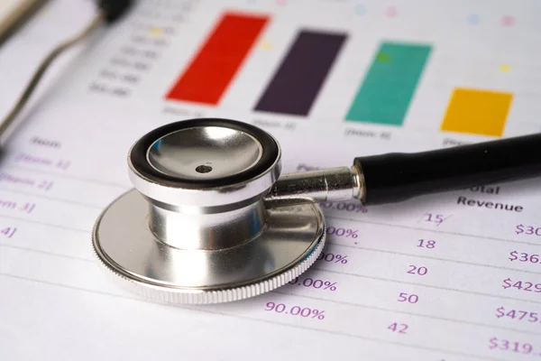 图表或图表纸上的听诊器 统计和商业数据 医疗健康概念 — 图库照片