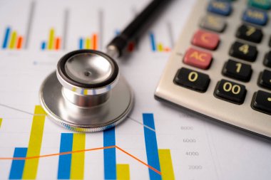 Grafik kağıdı, finans, hesap, istatistik, analitik ekonomi ekonomi konsepti üzerinde stetoskop.