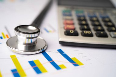 Grafik kağıdı, finans, hesap, istatistik, analitik ekonomi ekonomi konsepti üzerinde stetoskop.