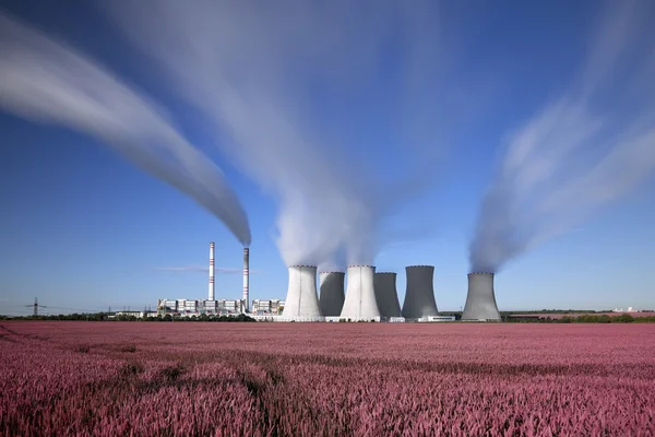 Una central eléctrica de carbón a lo lejos en el paisaje agrícola. mucho tiempo, Pocerady, República Checa —  Fotos de Stock