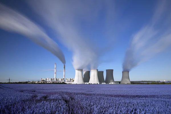 Uma central eléctrica a carvão à distância na paisagem agrícola. long time, Pocerady, República Checa — Fotografia de Stock