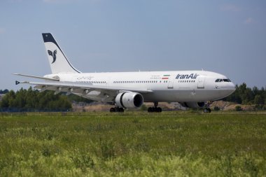 Prag - 1 Temmuz: İran Air Airbus A300 ve A310 uçak taksileri 1 Temmuz 2015 tarihinde Prag,Çek Cumhuriyeti'ndeki Prg Havaalanı'nda temined. İran hava İran'ın bayrak taşıyıcı havayolu