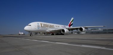 Prag - 1 Temmuz 2015: Emirates Airbus A380 1 Temmuz 2015 tarihinde Vaclav Havel Airport Prague'da