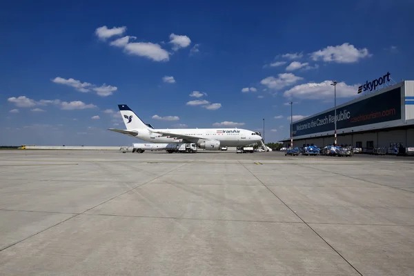 Prag - 1 Temmuz 2015: İran Air Airbus A300 ve A310 uçağı Prag,Çek Cumhuriyeti'nin Vaclav Havel havalimanında duruyor. İran hava İran'ın bayrak taşıyıcı havayolu, 60 hedeflere hizmet işletim — Stok fotoğraf