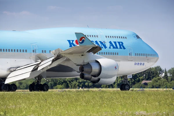 PRAGUE - 1 de julho de 2015: Korean Air Boeing 747-400 at Vaclav Havel Airport Prague on 1 de julho de 2015. Korean air é a companhia aérea de bandeira da Coreia do Sul . — Fotografia de Stock