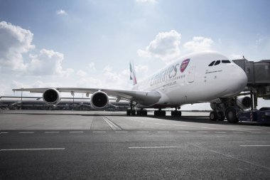 Prag - 10 Mayıs: uçağı hazırlamak 10 Mayıs 2016, Vaclav Havel Havaalanı Prag, Çek Cumhuriyeti çıkarmak için Emirlikleri Airbus A380. A380, şu anda en büyük yolcu uçağı olduğunu.