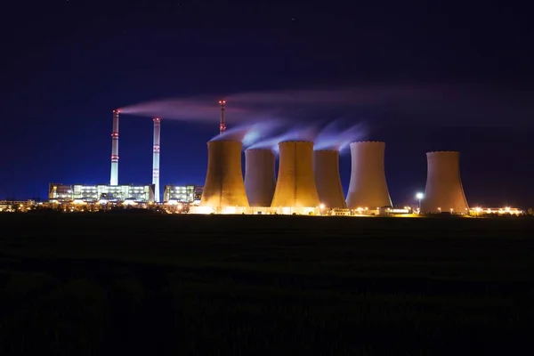 Geceleri uzaktan bir kömür yakıtlı elektrik santrali. Pocerady, Çek Cumhuriyeti — Stok fotoğraf