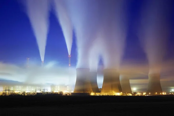 Central eléctrica de carbón en la distancia por la noche. Pocerady, República Checa —  Fotos de Stock