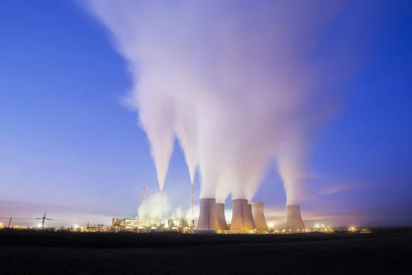 Central eléctrica a carvão à distância ao nascer do sol. Pocerady, República Checa — Fotografia de Stock