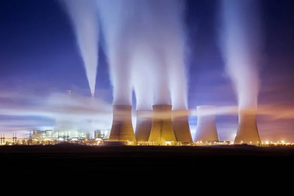Central eléctrica a carvão à distância à noite. Pocerady, República Checa — Fotografia de Stock