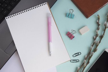 Kızın masaüstü için kavram. Not defteri 