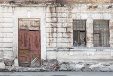 Harap evin kapısına. Binayı terk edilmiş.