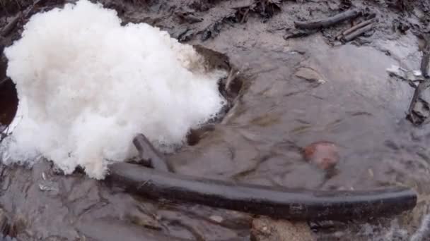 Άνοιξη Αδιάβατο Δρόμος Καταστράφηκε Ψηλό Νερό Από Χιόνια Γεμίζει Δρόμο — Αρχείο Βίντεο