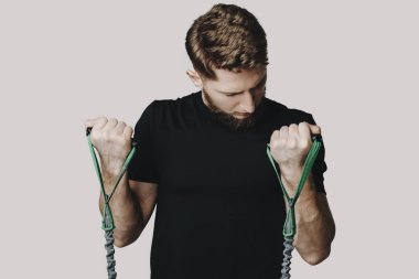 Beyaz bir backgr studio eğitim genç sakallı blondy adam mı