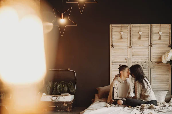 Young Couple Smiling Flirting Bed Beautiful House — Stock Photo, Image