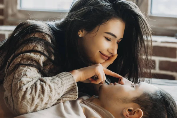 Bonito jovem casal flertando e brincando uns com os outros em coz — Fotografia de Stock