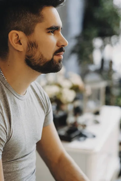 Porträtt av stilig kaukasiska man med fashionabla frisyr en — Stockfoto