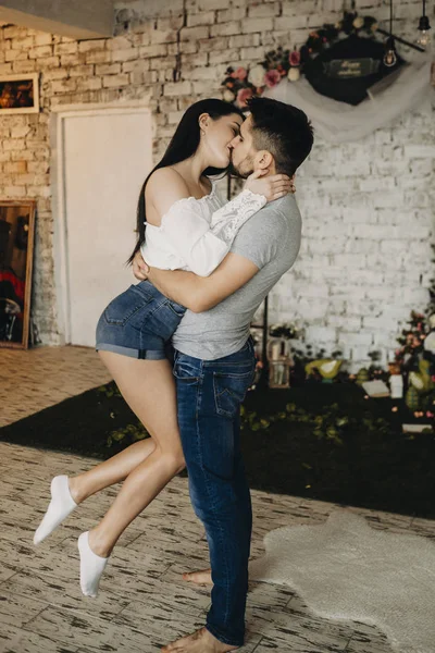 아름 다운 커플 포옹 하 고에 시간을 보내는 동안 키스를 — 스톡 사진