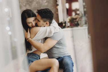 Güzel çift öpüşme ve şaşırtıcı bir bahar odada sarılma.