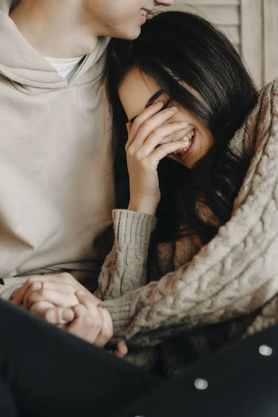 Chica Permaneciendo Los Brazos Novio Sonriendo Cubriendo Cara Con Mano — Foto de Stock