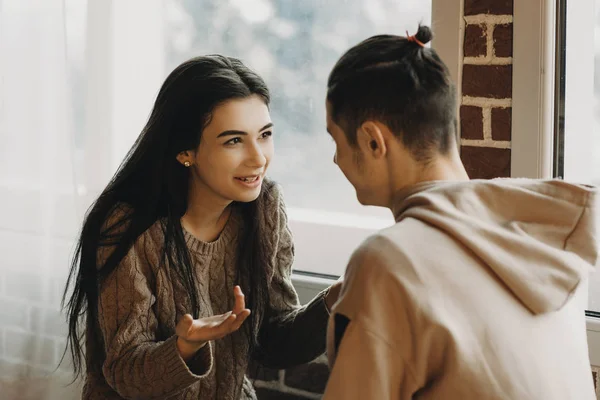 Joven Pareja Feliz Hablando Café — Foto de Stock