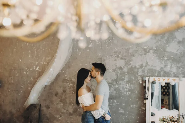 Handsome Man Hugging His Woman Kissing Her Kissing Forehead — Stock Photo, Image