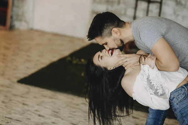 Hermosa Pareja Adulta Abrazándose Riendo Una Casa —  Fotos de Stock