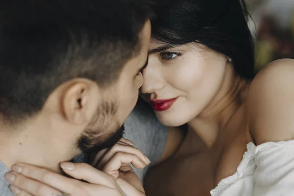 Retrato Uma Mulher Com Lábios Vermelhos Que Está Olhando Para — Fotografia de Stock