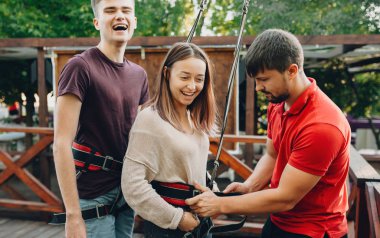 Yeni duygular arayan beyaz bir çift halatla inmeye hazır gülümsüyor ve bekliyor.