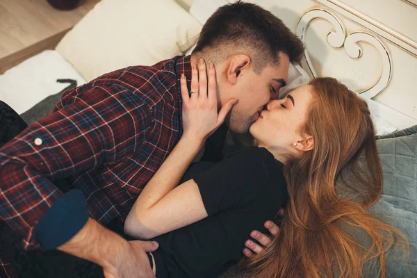 Hübsches kaukasisches Paar verbringt Zeit miteinander und küsst sich während der Flitterwochen — Stockfoto