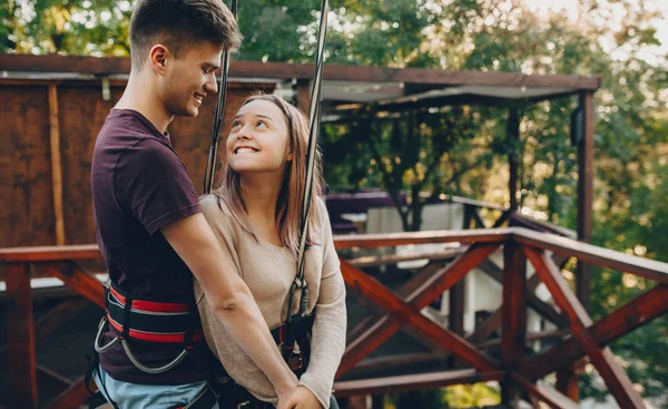 En charmig kaukasisk dam som vill ha förtroende för sina älskares ögon håller hans hand och ler oskyldigt. — Stockfoto