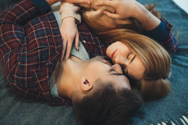 Chico guapo está abrazando a su novia con el pelo rojo y pecas pasar juntos los primeros minutos de un nuevo día —  Fotos de Stock