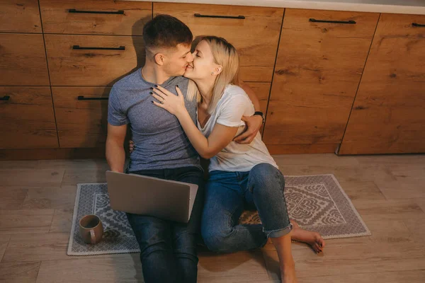 Una foto de una alegre pareja amorosa que consiguió preferir un beso en lugar de una taza de café en la madrugada — Foto de Stock