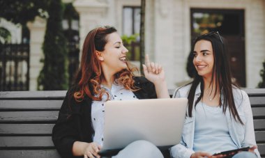 Ayrıca beyaz bir öğretmen, mola sırasında esmer öğrencisine parkta bir bankta otururken bir şeyler anlatıyor.