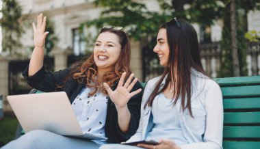 Çekici, iri yarı bir kadın, beyaz kız kardeşine gelecek planlarını anlatıyor. Siyah saçlı ve güzel gülüşlü. Parkta bir bankta oturuyor.
